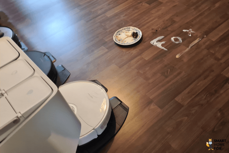 Для проверки функции влажной уборки Roborock S8 Pro Ultra на полу создаются искусственные пятна.